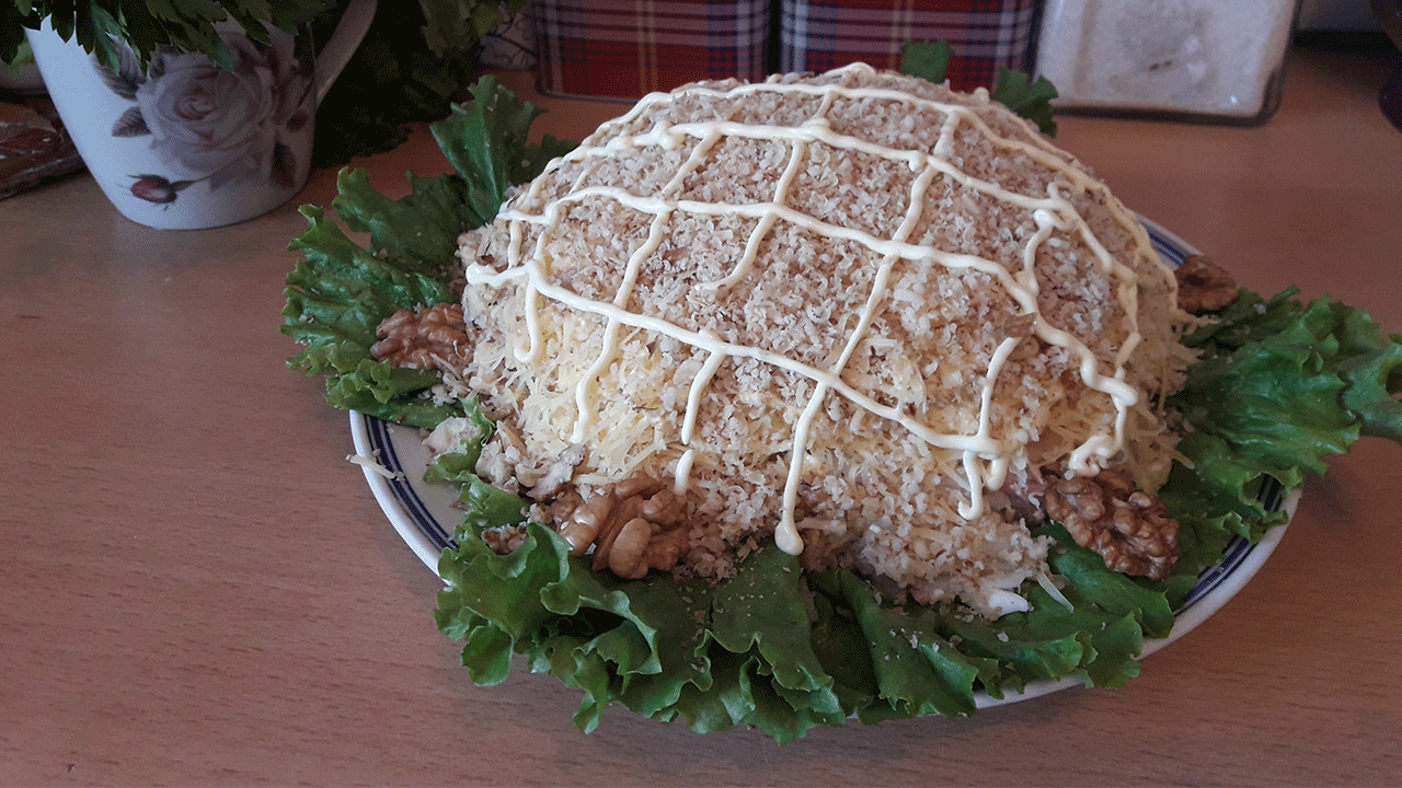 Салат черепаха с грецким орехом. Салат черепаха Глобус. Салат черепаха фото. Салат черепаха с курицей. Салат черепаха с курицей с грецкими орехами.